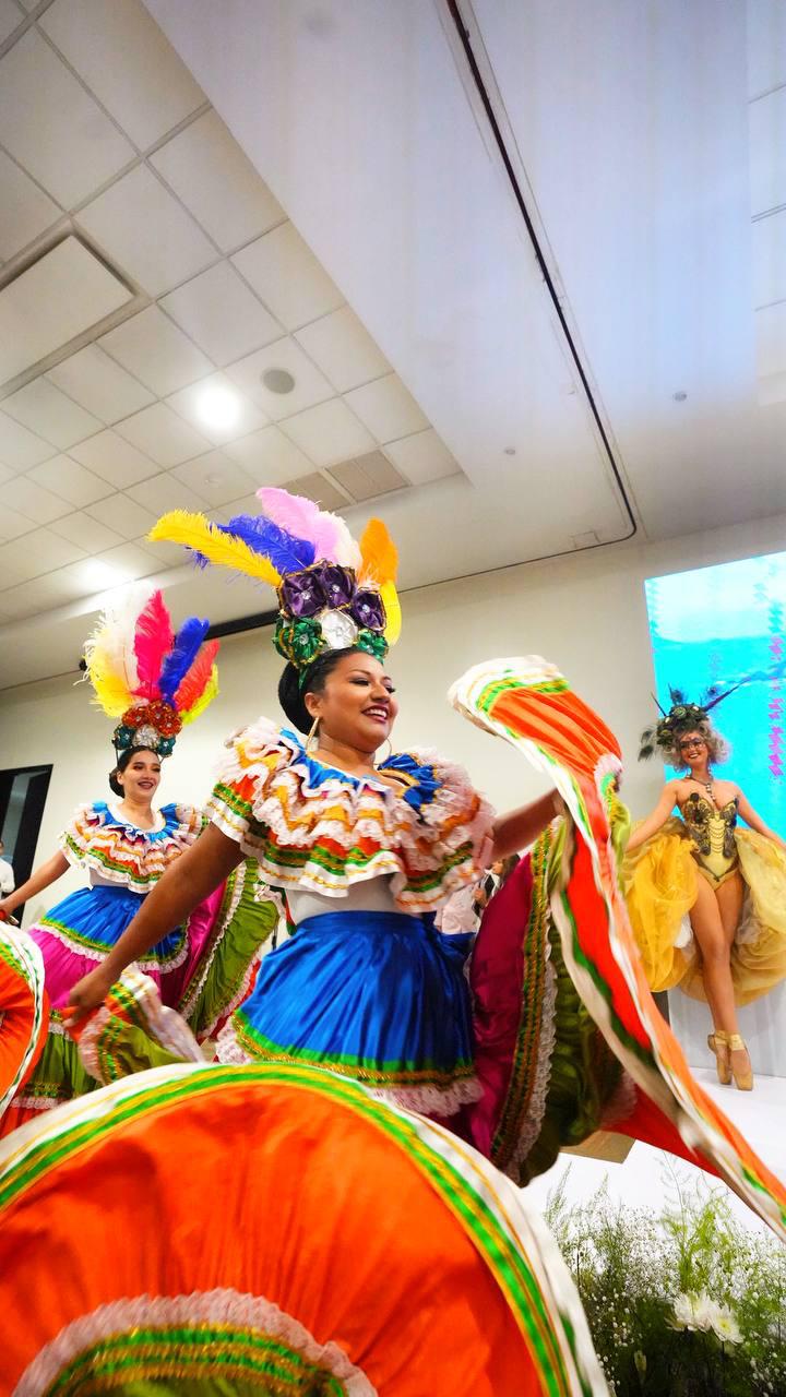 $!El Ballet Folklórico de Cultura dirigido por el maestro Javier Arcadia, contagió a los presentes con su alegría.