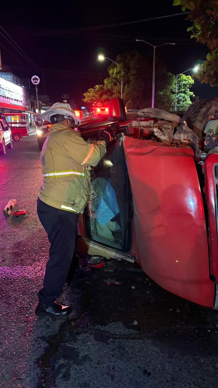$!Volcadura de vehículo deja una mujer atrapada; la rescatan y llevan a un hospital, en Mazatlán