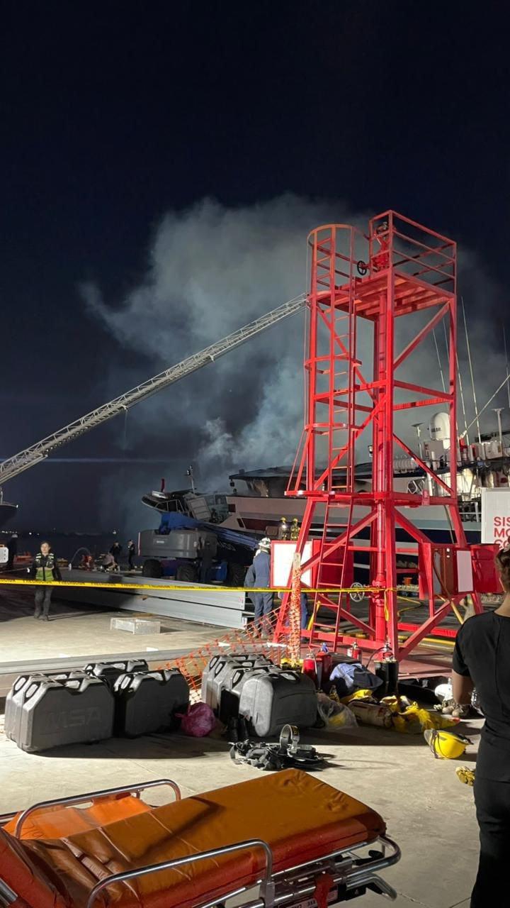 $!Se incendia barco atunero en los muelles cercanos a la zona del Parque Bonfil, en Mazatlán