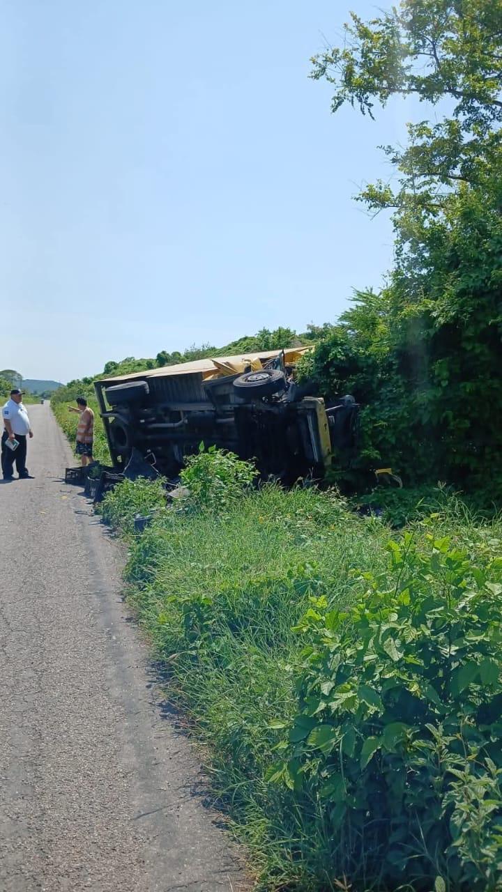 $!Vuelca camión de carga en la carretera Rosario-Agua Verde