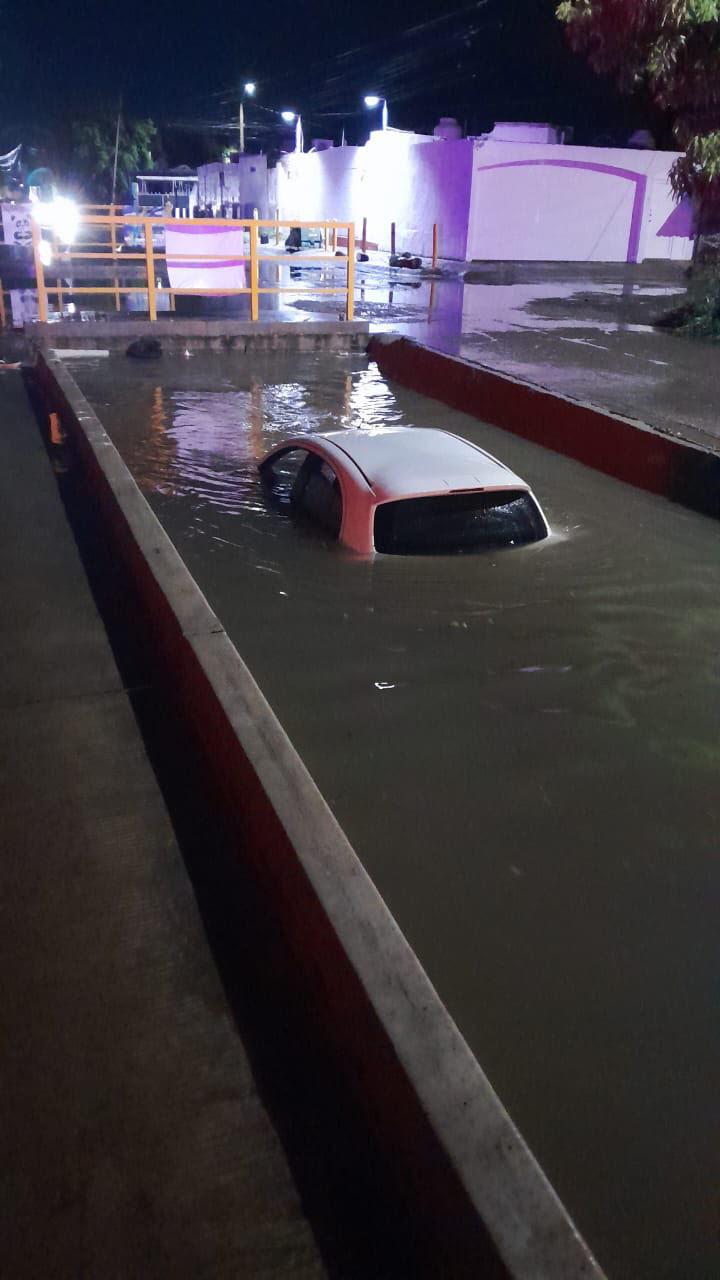 $!Lluvias dejan vehículos varados, árboles caídos y cauces al límite en Culiacán