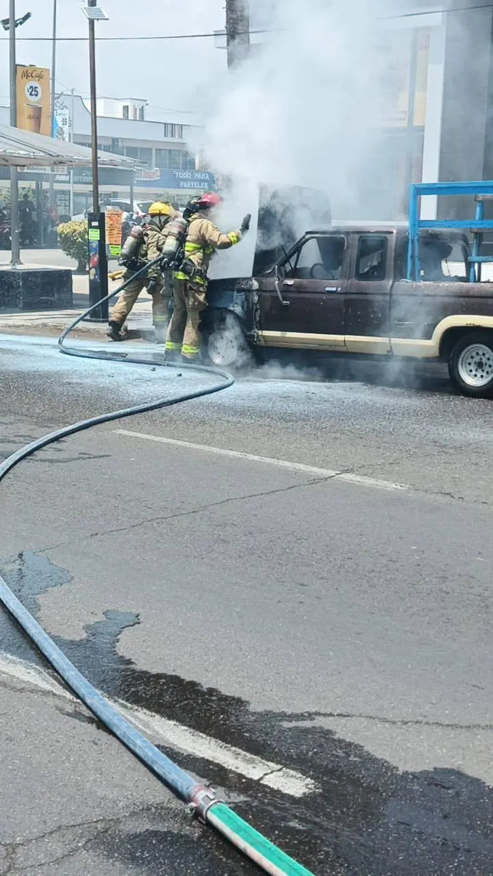 $!Se incendia camioneta en la carretera Internacional en Mazatlán