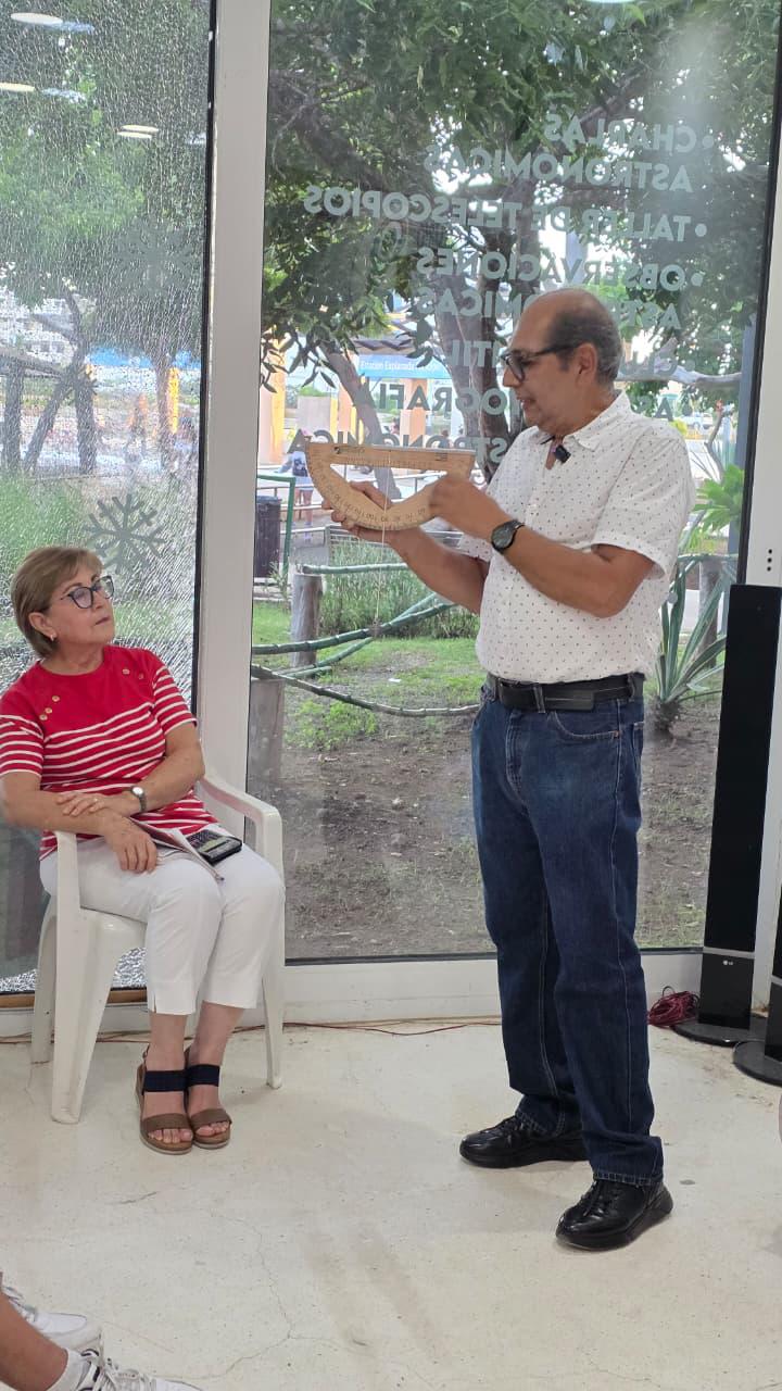 $!El conferencista utilizó conceptos sencillos para asegurar que cualquier persona pueda comprender los misterios del cosmos.