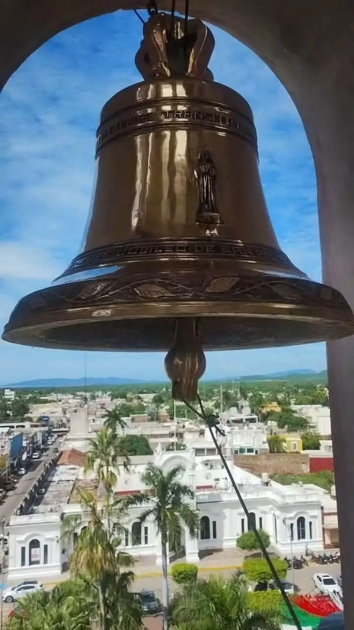 $!Adornan Parroquia San Francisco de Asís e instalan nueva campana en Escuinapa