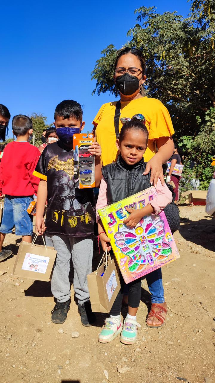 $!Fundación Letty Coppel y Hotel Pueblo Bonito regalan 300 juguetes a niños de la invasión San Antonio