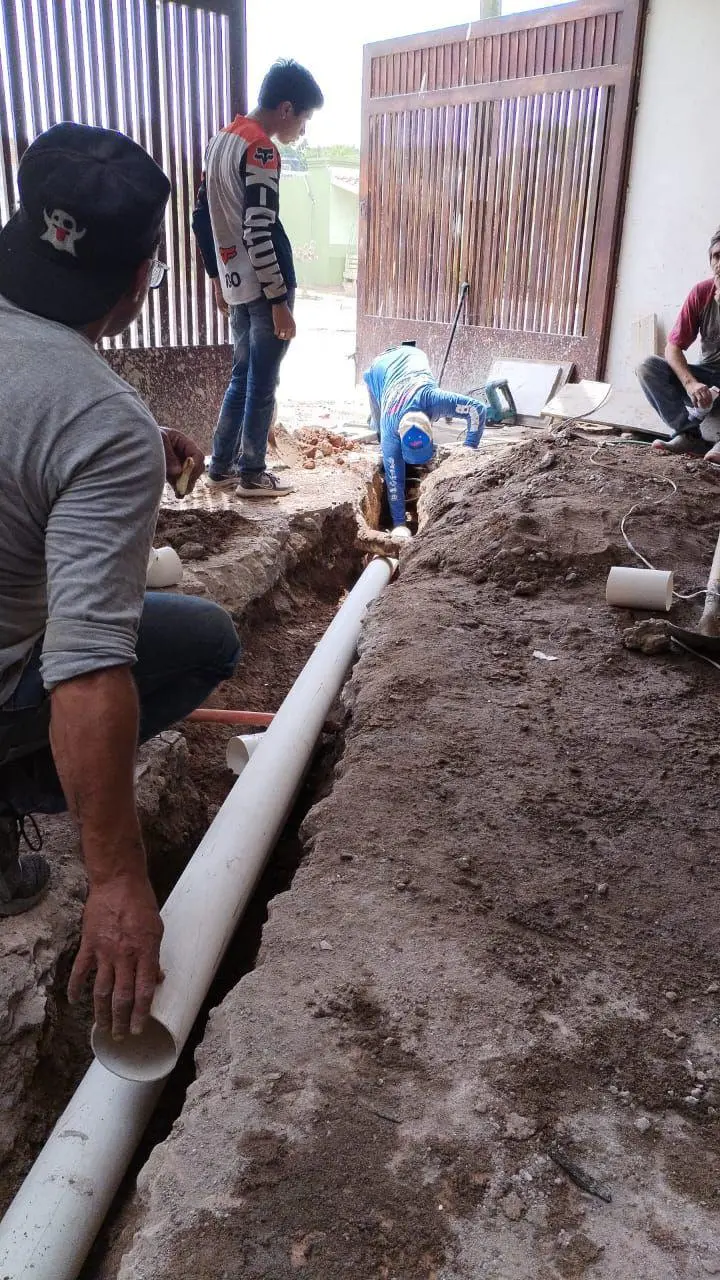 $!Entre la fe y la escasez: albañiles de Culiacán celebran el Día de la Santa Cruz