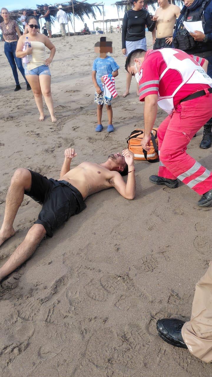 $!Rescatan a dos hombres del mar en Las Cabras, Escuinapa