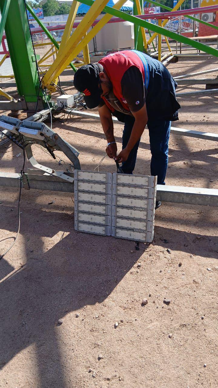 $!Ajustan lámparas de juegos mecánicos de la Verbena Culiacán para no afectar a conductores