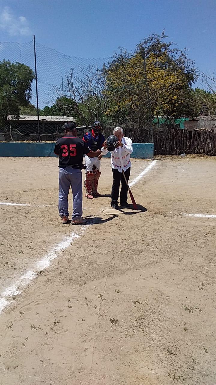 $!AMLO visita la Presa Picachos, y a su regreso, en la comunidad de La Cofradía batea en un juego de beisbol