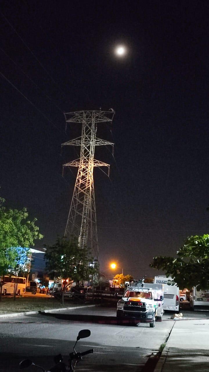 $!Hombre se sube otra vez a torre de 30 metros en Mazatlán y pone en alerta a autoridades