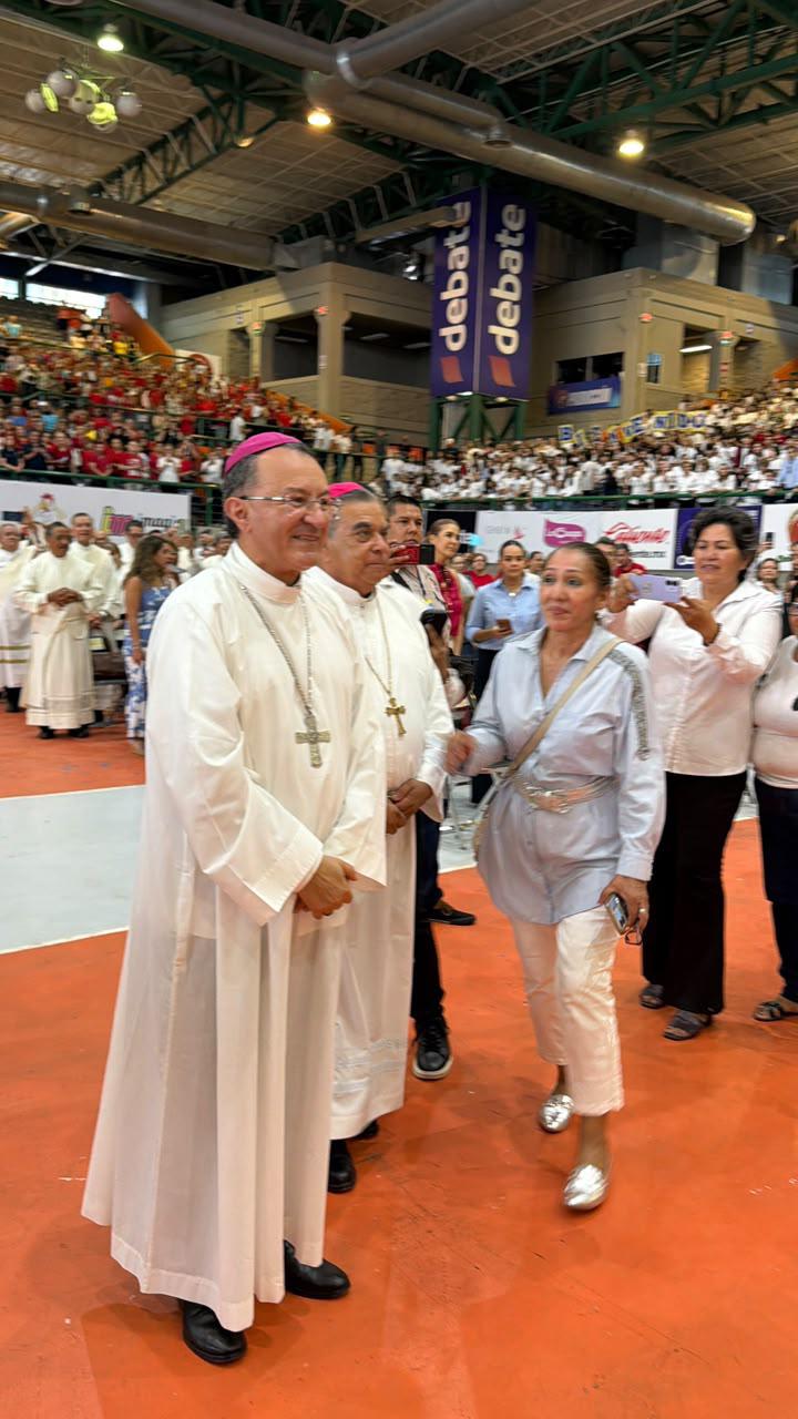$!Nuncio Apostólico oficia multitudinaria misa en Los Mochis; pide a frenar la violencia en Sinaloa
