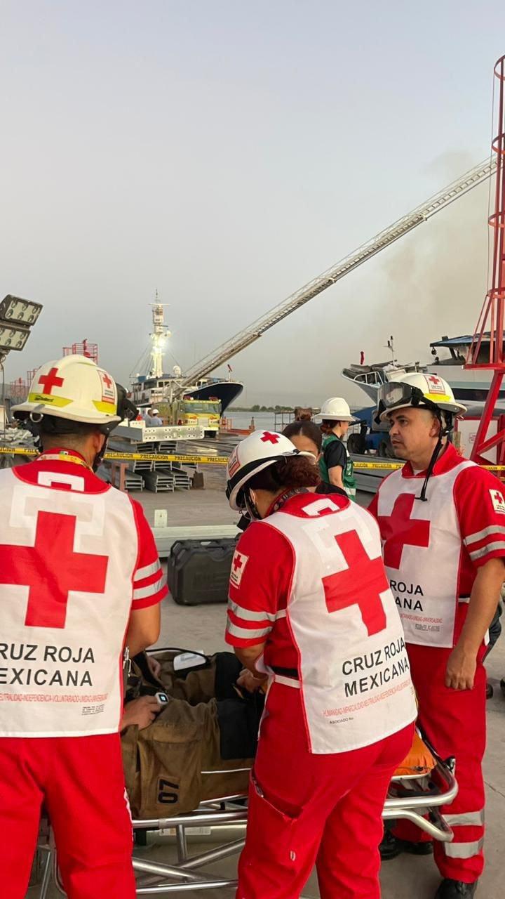 $!Se incendia barco atunero en los muelles cercanos a la zona del Parque Bonfil, en Mazatlán