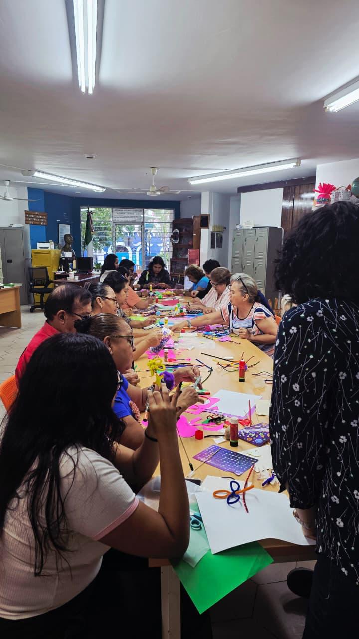 $!Tras la lectura, hicieron algunas manualidades.