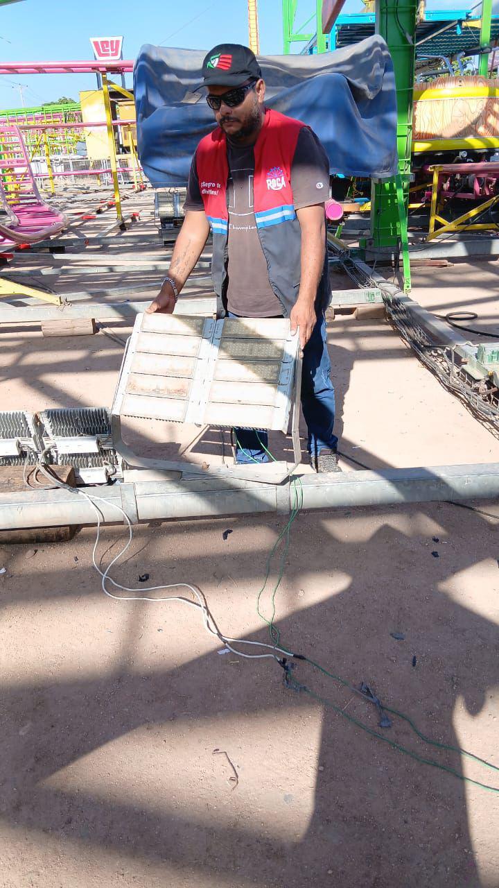 $!Ajustan lámparas de juegos mecánicos de la Verbena Culiacán para no afectar a conductores