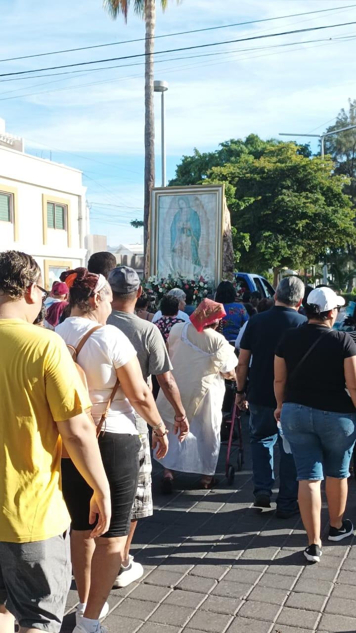 $!Se suman familias a procesión a La Puntilla para celebrar a la Virgen