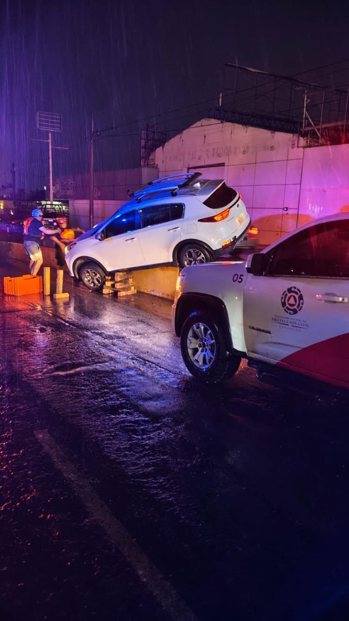 $!Lluvias dejan tres vehículos varados y afectaciones en viviendas y calles en Culiacán