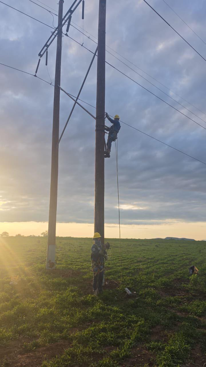 $!Restablece CFE servicio eléctrico en Culiacán tras lluvias y vientos este sábado
