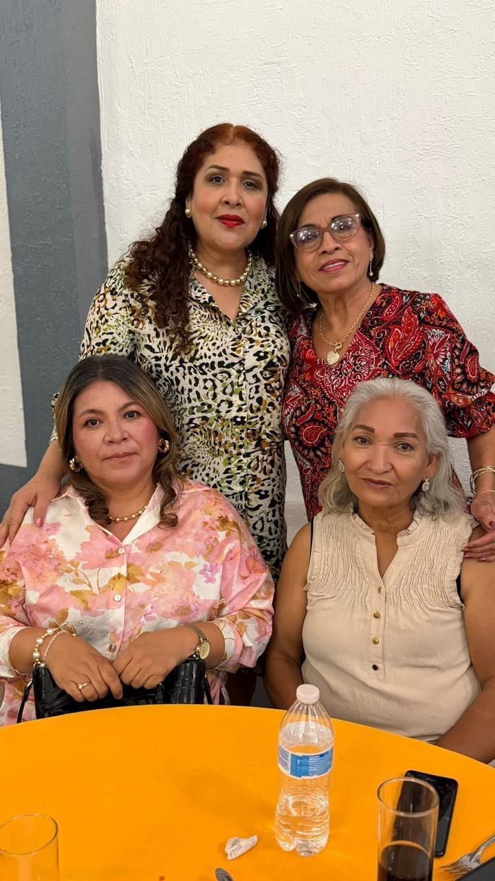$!Karla Velázquez disfrutó del festejo acompañada de sus amigas.