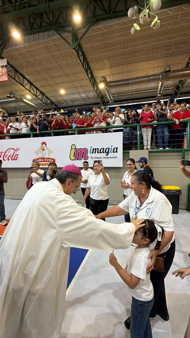 $!Nuncio Apostólico oficia multitudinaria misa en Los Mochis; pide a frenar la violencia en Sinaloa