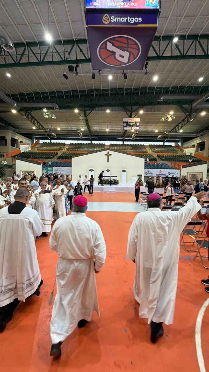 $!Nuncio Apostólico oficia multitudinaria misa en Los Mochis; pide a frenar la violencia en Sinaloa