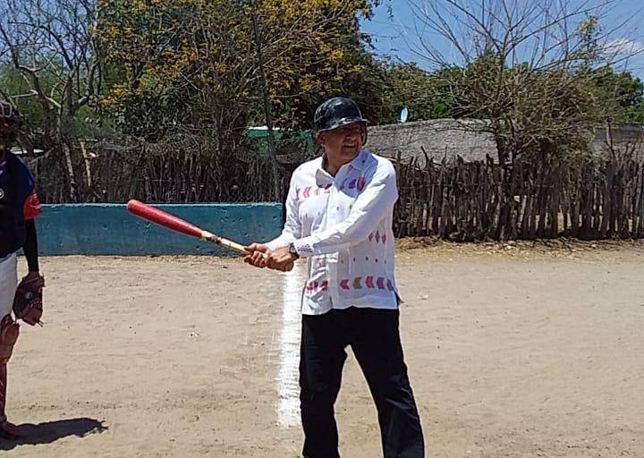 AMLO visita la Presa Picachos, y a su regreso, en la comunidad de La Cofradía batea en un juego de beisbol