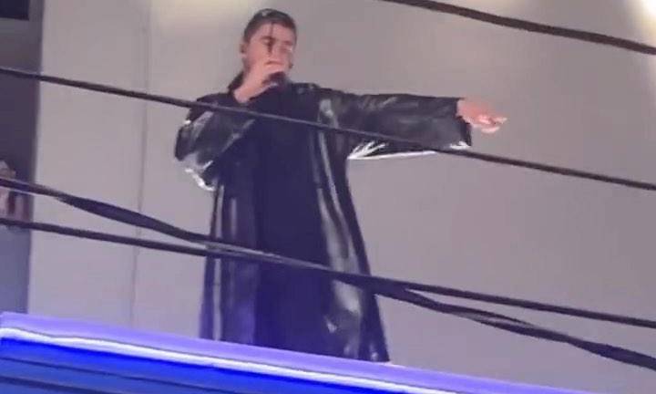 Bad Bunny durante el concierto en la azotea.