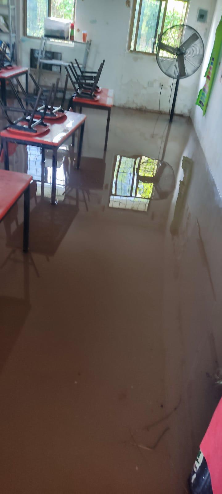 $!Queda primaria de Badiraguato bajo el agua ‘cada que llueve’