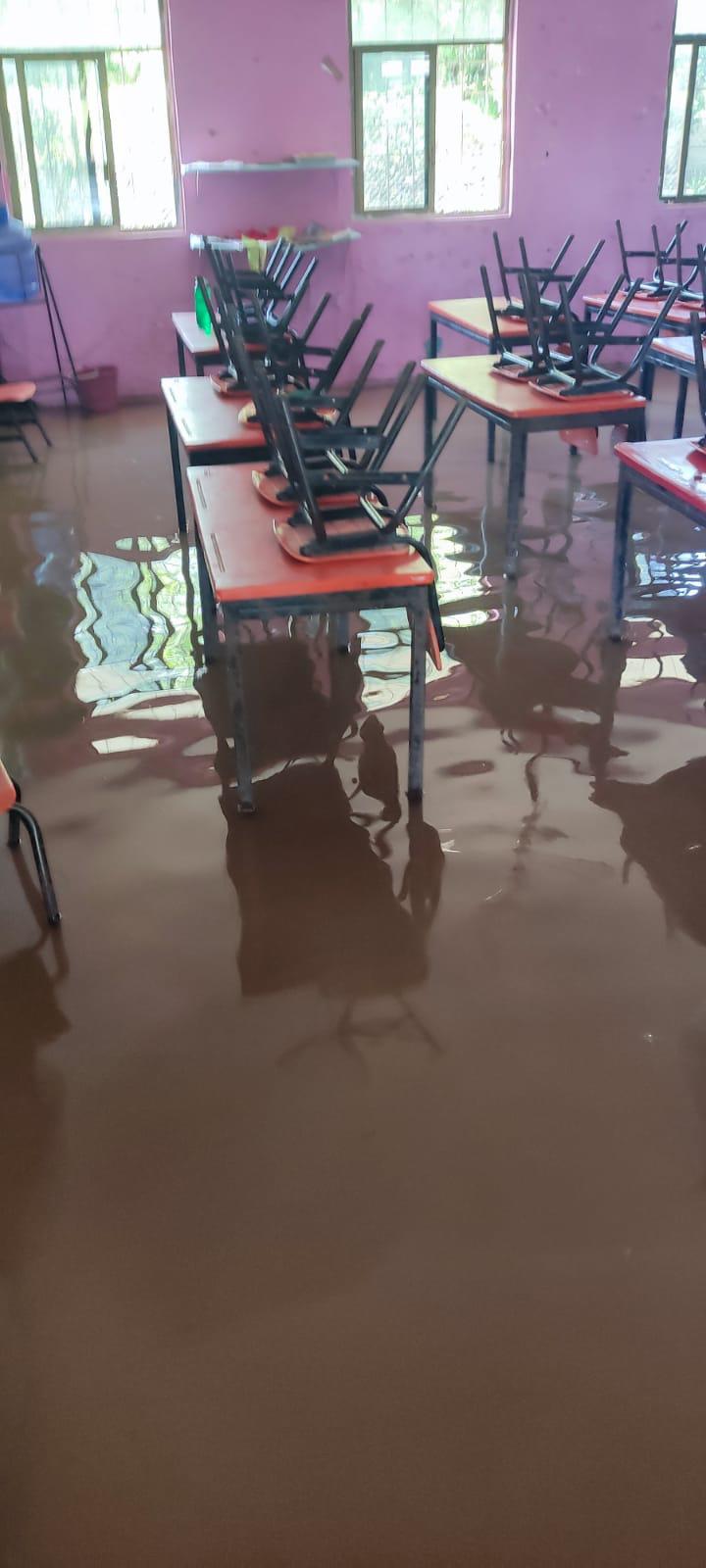 $!Queda primaria de Badiraguato bajo el agua ‘cada que llueve’