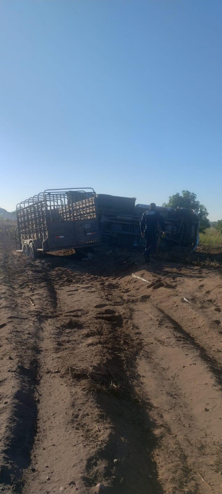 $!Volcadura en carretera Escuinapa-Teacapán deja solo daños materiales