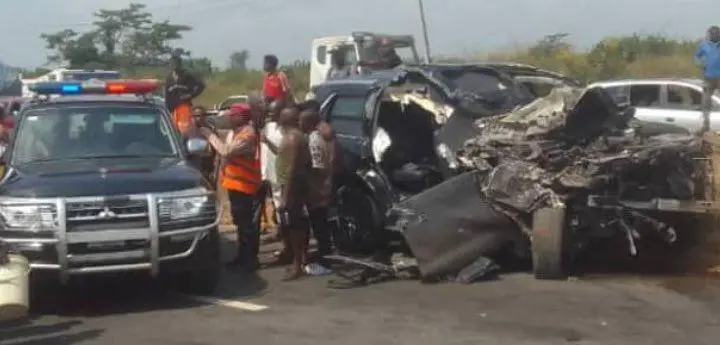 Anthony Joshua sufrió aparatoso accidente, donde resultó con lesiones menores, aunque dos personas fueron reportadas sin vida debido al percance.