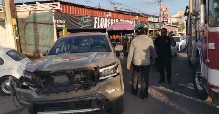 $!Tres personas quedan prensadas en un automóvil tras choque en Culiacán