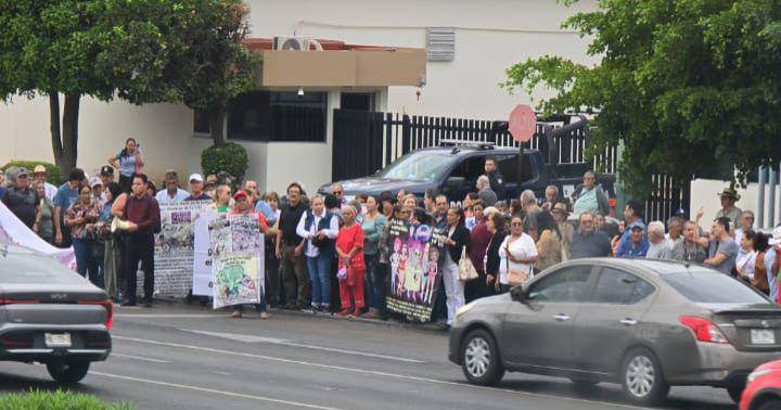 Jubilados de la UAS se manifiestan en el Congreso de Sinaloa para exigir el pago del aguinaldo.