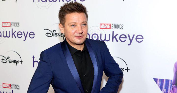 Jeremy Renner es dado de alta de hospital y regresa a casa