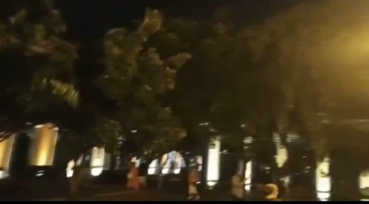 $!Fuertes vientos y lluvia ligera azotan a Mazatlán este martes por la noche