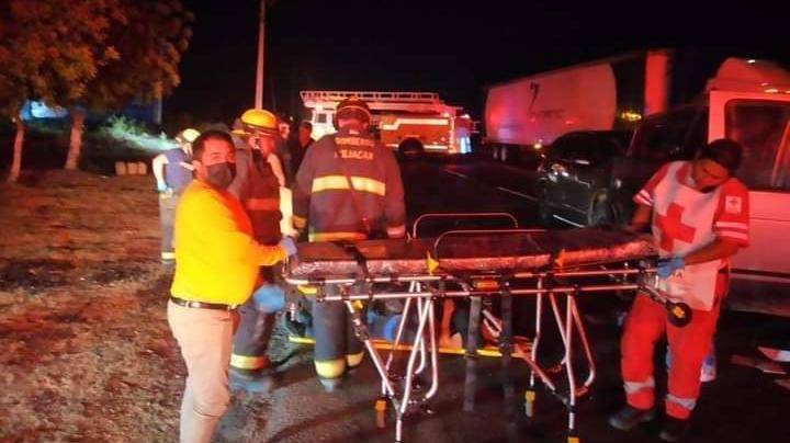 Personal de emergencia atiende un choque en el ejido Canán, en Costa Rica, que dejó ocho lesionados.