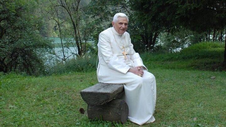 Reportan grave al Papa emérito Benedicto XVI; piden rezar por él