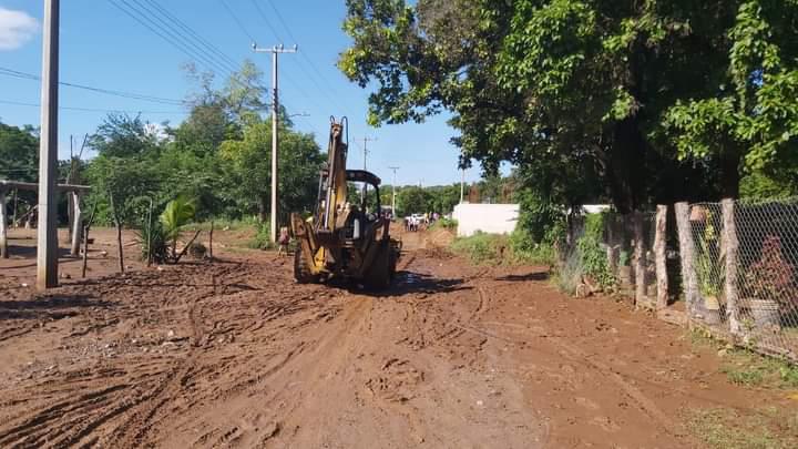 $!Desbordamiento de arroyos afecta caminos y calles en comunidades de Rosario