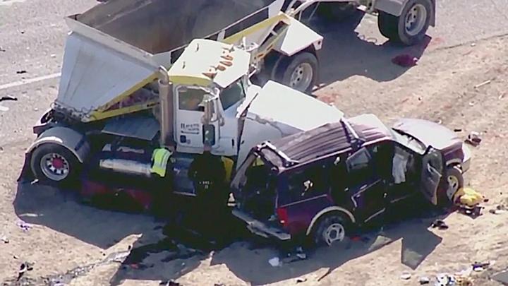 Mueren 13 personas, entre ellas 10 mexicanos, tras choque entre camioneta y un tráiler, en California