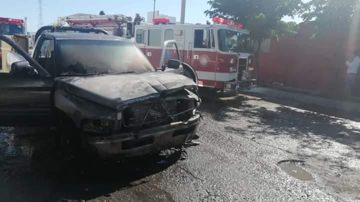Arde camioneta en Culiacán; el conductor resulta lesionado