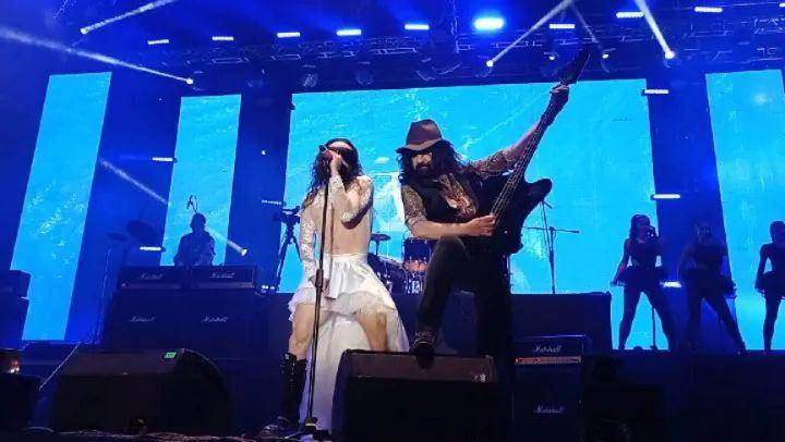 Moderatto durante el concierto en Puebla, poco después de que fueran víctimas de robo.