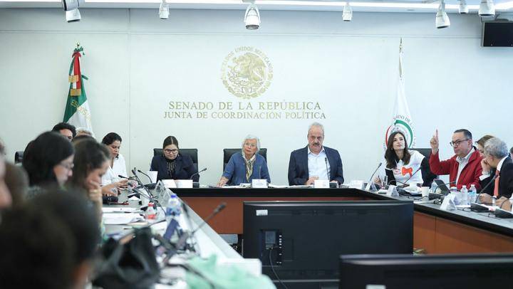 Comisión en la que avalan la propuesta de reforma para que el Presidente de México pueda otorgar una “amnistía directa”.