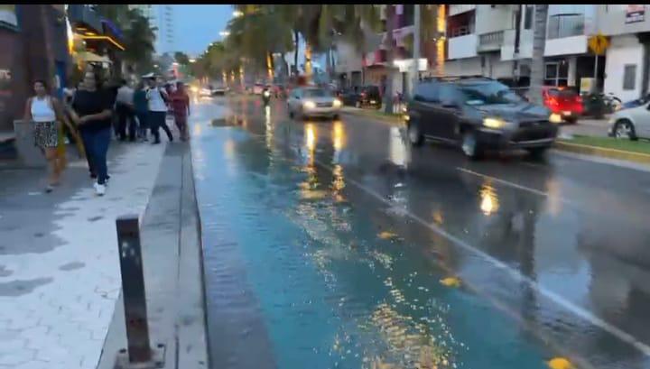 $!Se ‘sale’ el mar en Mazatlán esta tarde de miércoles