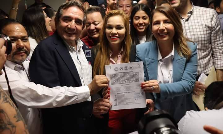 Melesio Cuén y Paola Gárate, al centro, durante el registro de la coalición en Sinaloa.