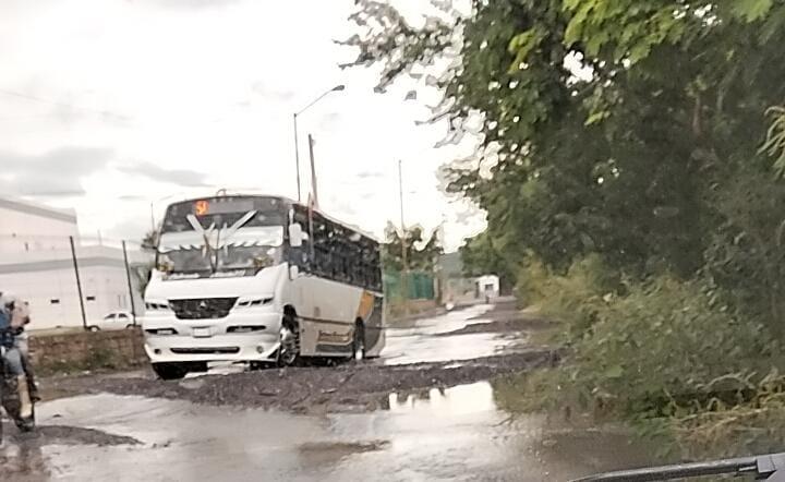 $!Fuga de drenaje afecta acceso a comunidades cercanas al penal de Mazatlán