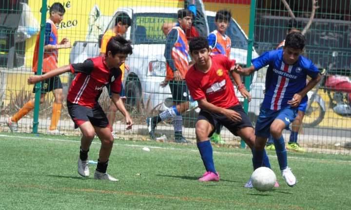 La Liga de Futbol Juvenil B sigue su desarrollo semana a semana en los campos de la Unidad Deportiva Toledo Corro.