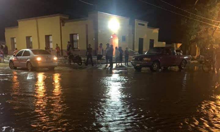 El agua del río alcanzó varias calles en el municipio.