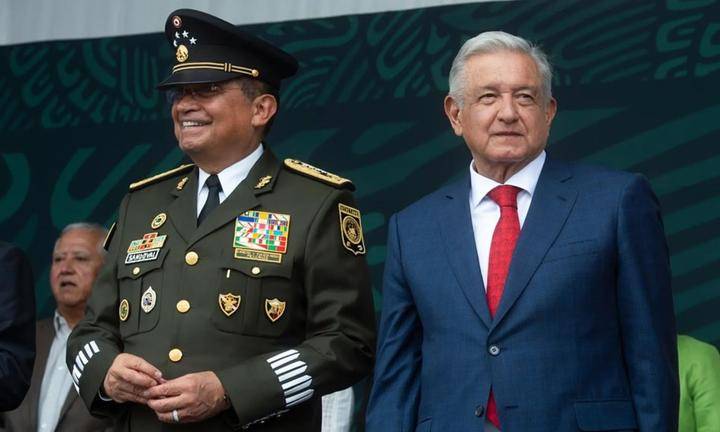 El Presidente Andrés Manuel López Obrador defiende los posibles viajes del General Luis Cresencio Sandoval González.
