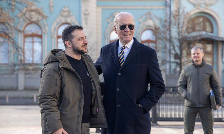 Biden visita por sorpresa a Zelenski en Ucrania