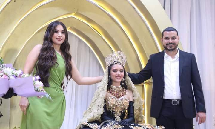 La reina es coronada por el Alcalde sustituto, Jesús Eloy Manjarrez Mancillas, y su esposa Esmeralda Rojas.