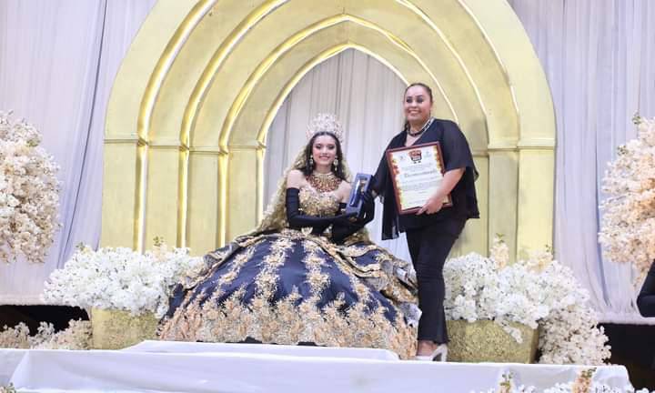 Karla Murray recibe la distinción de manos de la reina Amairani I.